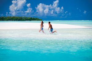 Cook-Islands-couple-on-the-beach
